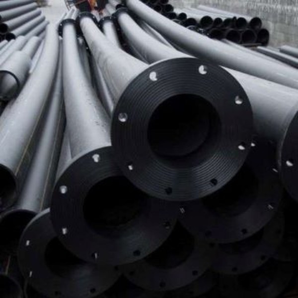 foto de tubulação em PEAD com flanges Gemdra.