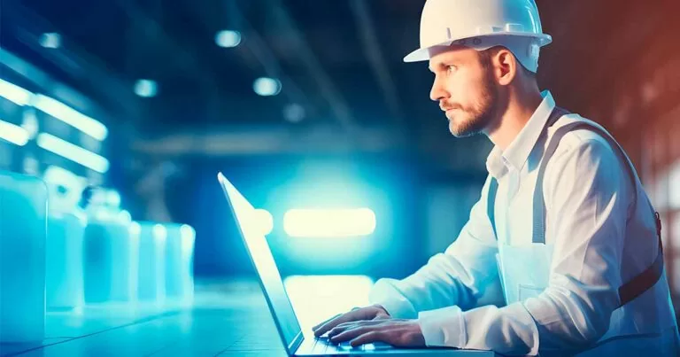 colaborador de uma mineradora que atua com mineração 4.0 em um laptop