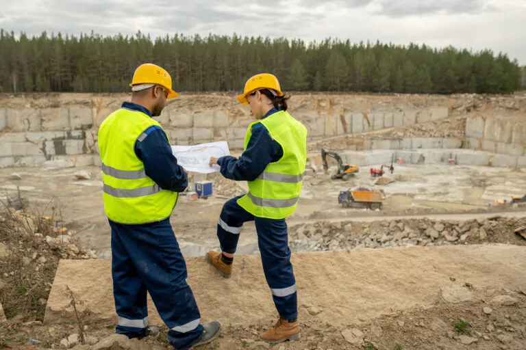 foto de engenheiros implantando ações de mineração sustentável