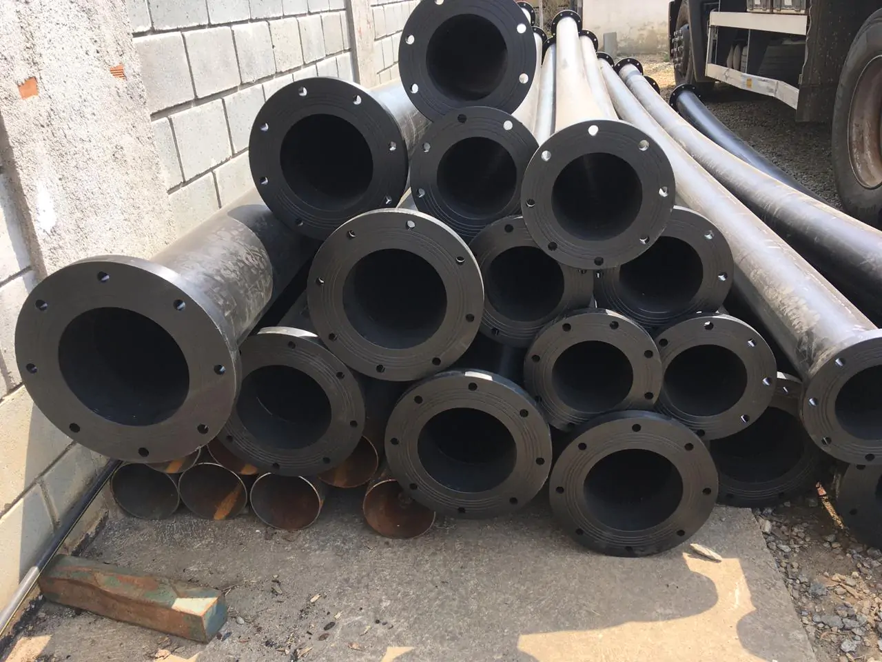  foto de tubulação em PEAD com flanges da Gemdra.